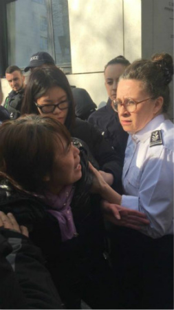 图为死者家属在19区警察局门口哭诉。孔帆 摄(图片来源:欧洲时报) 图为死者家属在19区警察局门口哭诉。孔帆 摄(图片来源:欧洲时报)