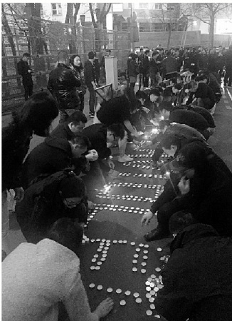 事发后,当地华人举行悼念活动。 法国《华人街报》供图 事发后,当地华人举行悼念活动。 法国《华人街报》供图