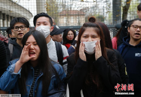 资料图：图为当地时间28日，在法国巴黎的亚裔民众在巴黎警察局门外与法国防暴警察对持。