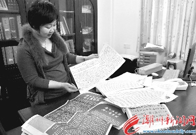 市韩愈纪念馆馆长李春向记者介绍集“苏体”《庙碑》全篇1070个字过程。 本报记者 黄春生 摄 市韩愈纪念馆馆长李春向记者介绍集“苏体”《庙碑》全篇1070个字过程。 本报记者 黄春生 摄
