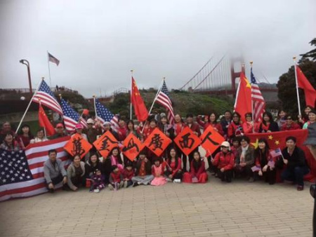 旧金山广西籍华人华侨在金门大桥下庆祝壮族节日“三月三”。(美国《世界日报》 旧金山广西籍华人华侨在金门大桥下庆祝壮族节日“三月三”。(美国《世界日报》