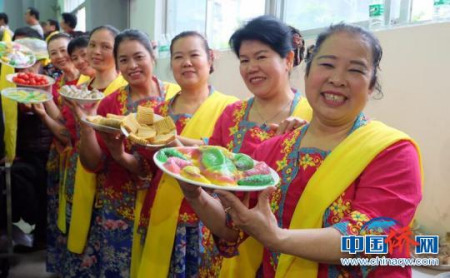图为桂林华侨旅游经济区归侨侨眷迎接“三月三”，亲手制作华侨东南亚美食。（朱滢 摄）