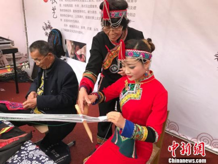 平阳青街几位畲民在编织彩带 李婷婷 摄 平阳青街几位畲民在编织彩带 李婷婷 摄