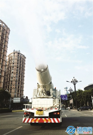 造价90万的多功能抑尘车。 造价90万的多功能抑尘车。