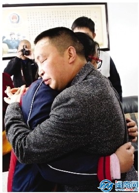 离别14年,这一抱等得太久太久。 离别14年,这一抱等得太久太久。