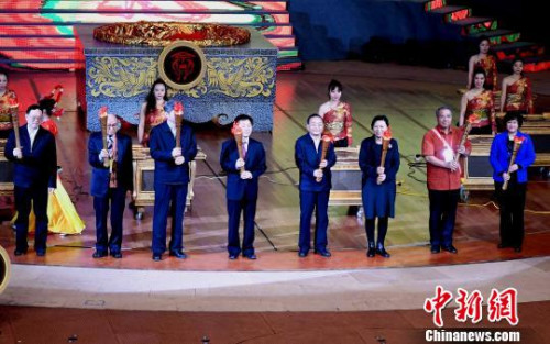 图为与会嘉宾为2017海峡两岸各民族欢度“三月三”节暨福建省第六届“三月三”畲族文化节、第十届海峡两岸少数民族丰收节开幕式点燃火炬。 刘可耕 摄 图为与会嘉宾为2017海峡两岸各民族欢度“三月三”节暨福建省第六届“三月三”畲族文化节、第十届海峡两岸少数民族丰收节开幕式点燃火炬。 刘可耕 摄