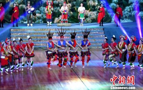 图为来自台湾花莲的原乡舞蹈团在开幕式上表演舞蹈。 刘可耕 摄 图为来自台湾花莲的原乡舞蹈团在开幕式上表演舞蹈。 刘可耕 摄