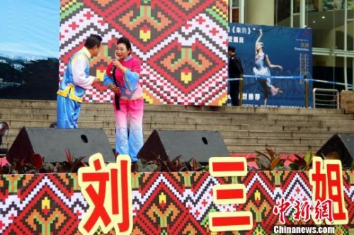 图为原生态男女对唱《割到禾米供老爷》。 朱柳融 摄 图为原生态男女对唱《割到禾米供老爷》。 朱柳融 摄