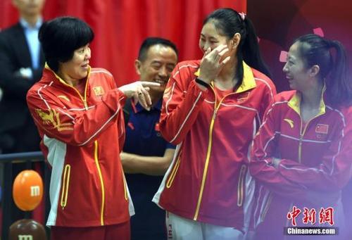 资料图：郎平教练（左）与队员交谈。 <a target='_blank' href='http://www.chinanews.com/'>中新社</a>记者 张宇 摄