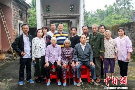 图为丘秀芷展示先生符兆祥的家谱。 关向东 摄 图为丘秀芷展示先生符兆祥的家谱。 关向东 摄