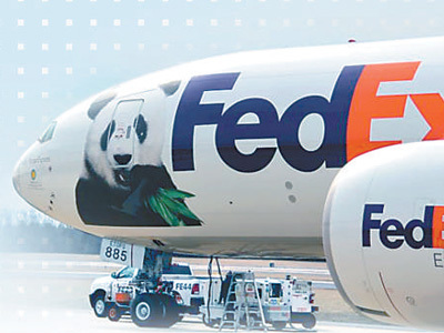 2月21日，熊猫“宝宝”搭乘FedEx为它免费提供的专机飞往中国。 　　 高 石摄