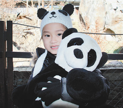 和熊猫“宝宝”同年同月同日生的华裔女孩凯蒂在“宝宝”临行前专程来为它送行。 　 高石摄