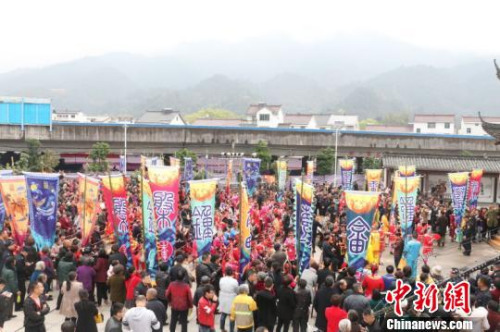 浙江莲都畲家嘉年华欢闹三月三 莲都区委宣传部 摄 浙江莲都畲家嘉年华欢闹三月三 莲都区委宣传部 摄