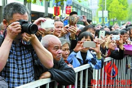 昨日，祖庙路上，到处是看巡游的群众。