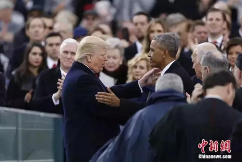 特朗普发表就职演说后与奥巴马交谈。 <a target='_blank' href='http://www.chinanews.com/'>中新社</a>记者 廖攀 摄 特朗普发表就职演说后与奥巴马交谈。 <a target='_blank' href='http://www.chinanews.com/'>中新社</a>记者 廖攀 摄