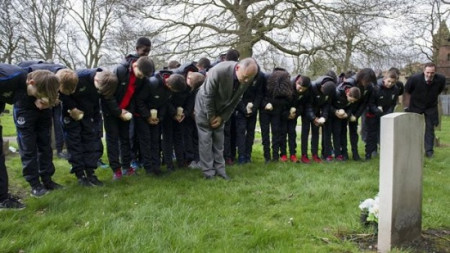 埃弗顿和利物浦两大足球俱乐部教育学院近日各挑选了15名青少年队员，在中国清明节前前往两地之间的安菲尔德公墓，为安葬在那里的5名一战中国劳工扫墓。 