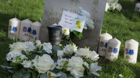 英超利物浦和埃弗顿两大足球俱乐部组织其少年队员为一次大战牺牲的中国劳工扫墓。