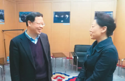 　北京市海淀区侨联主席石岳（右）在“海归驿站”活动后与与会嘉宾交谈。 骆孟成 摄