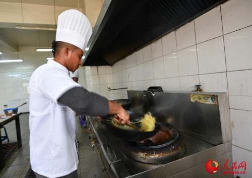 煸土豆丝。李凉 摄 煸土豆丝。李凉 摄