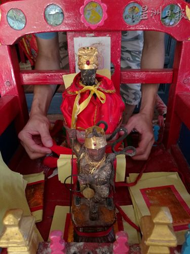 恭请超过200年历史的杨府二王爷金身上轿。(图:星洲日报) 恭请超过200年历史的杨府二王爷金身上轿。(图:星洲日报)