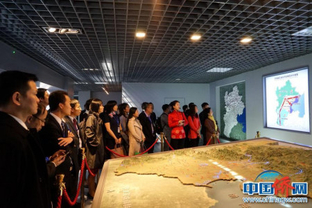 海外侨领在北京市规划展览馆参观。付强 摄