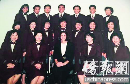90年代初沈佩君(前排右一)在西北航空公司。(美国《侨报》/管黎明 摄) 90年代初沈佩君(前排右一)在西北航空公司。(美国《侨报》/管黎明 摄)