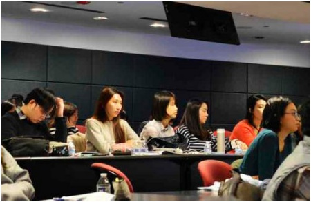美国各大学校的毕业季将至,许多中国学生虽然有心留美工作,却对大环境丧失信心,忧虑自己无缘工作签证。(美国《世界日报》/董宇 摄) 美国各大学校的毕业季将至,许多中国学生虽然有心留美工作,却对大环境丧失信心,忧虑自己无缘工作签证。(美国《世界日报》/董宇 摄)