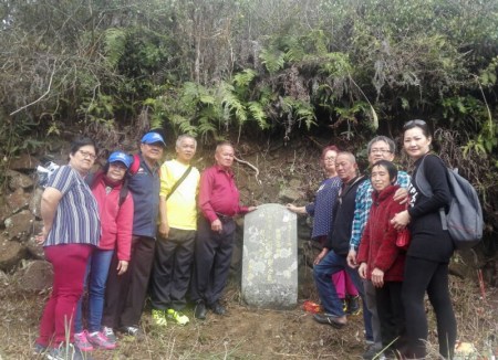 吴起福(右三)带着兄姐及后辈们返回古田扫墓，在祖坟前开心合影。马来西亚《星洲日报》资料图