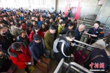 清明节将至,中国民众有着清明扫墓祭拜先祖的传统习俗,届时多地将出现客流高峰,不少民众为避免返乡乘车高峰期,选择提前乘车出行。<a target='_blank' href='http://www.chinanews.com/' >中新网</a>记者 张云 摄 清明节将至,中国民众有着清明扫墓祭拜先祖的传统习俗,届时多地将出现客流高峰,不少民众为避免返乡乘车高峰期,选择提前乘车出行。<a target='_blank' href='http://www.chinanews.com/' >中新网</a>记者 张云 摄