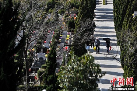 民众前来扫墓。<a target='_blank' href='http://www.chinanews.com/'>中新社</a>记者 任东 摄 民众前来扫墓。<a target='_blank' href='http://www.chinanews.com/'>中新社</a>记者 任东 摄