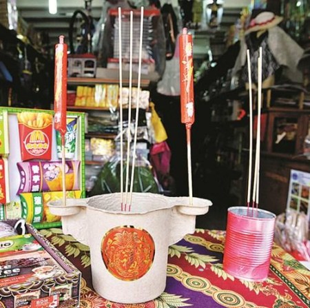 清明祭扫倡导环保 纸扎祭品在马来西亚受欢迎。(马来西亚《光华日报》资料图)