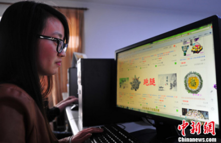 资料图:白领在网上关注“代客扫墓”的商家。<a target='_blank' href='http://www.chinanews.com/'>中新社</a>发 于海洋 摄 资料图:白领在网上关注“代客扫墓”的商家。<a target='_blank' href='http://www.chinanews.com/'>中新社</a>发 于海洋 摄