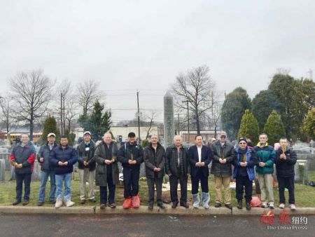 美国大鹏同乡会和大鹏育英社会员和家属乘坐大巴士前往自置墓园拜祭先人。(美国《侨报》叶永康 摄)