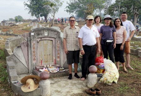 作为孝道的延续，潘家道（左一）与家人都坚持清明节扫墓的这份传统习俗。（马来西亚《星洲日报》）