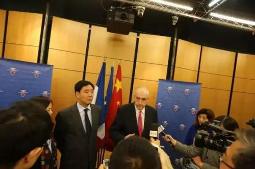 翟隽大使、卡多局长会见记者。(法国《欧洲时报》) 翟隽大使、卡多局长会见记者。(法国《欧洲时报》)