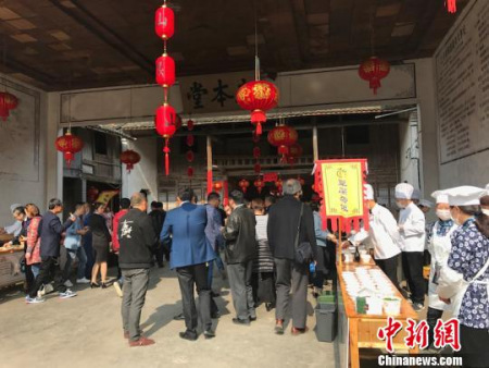 浦商在大畈乡建光村品尝美食 奚金燕 摄 浦商在大畈乡建光村品尝美食 奚金燕 摄