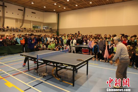 图为华裔“乒乓神童”张智和应邀与“中日乒乓历史见证人”森武为比赛开球。 尹法根 摄 图为华裔“乒乓神童”张智和应邀与“中日乒乓历史见证人”森武为比赛开球。 尹法根 摄