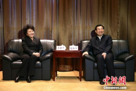 陕西省省长胡和平会见国务院侨务办公室主任裘援平。张远 摄 陕西省省长胡和平会见国务院侨务办公室主任裘援平。张远 摄