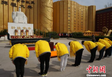 春令营营员祭拜轩辕黄帝。 韩章云 摄 春令营营员祭拜轩辕黄帝。 韩章云 摄