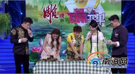 赵应琼(右二)和妈妈(右三)上央视宣传和乐粽子。（图片来源：南海网）