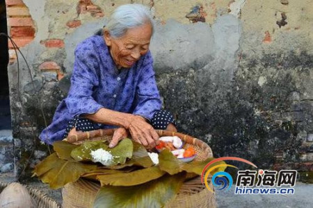 赵应琼92岁祖奶奶陈阿婆包粽子手艺娴熟。（图片来源：南海网）