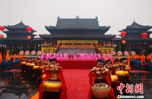 当日上午,以“清明大槐树百姓共寻根”为主题的第二十七届洪洞大槐树文化节寻根祭祖大典在阵阵礼炮声中拉开了帷幕。 刘东杰 摄 当日上午,以“清明大槐树百姓共寻根”为主题的第二十七届洪洞大槐树文化节寻根祭祖大典在阵阵礼炮声中拉开了帷幕。 刘东杰 摄