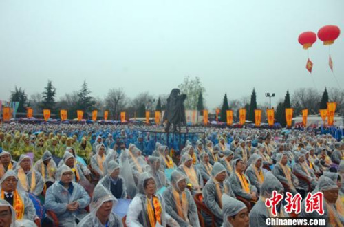 第二十七届洪洞大槐树文化节寻根祭祖大典开幕，万余移民后裔祭拜先祖。　刘东杰 摄