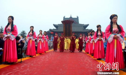 活动期间,大典按照“大槐树祭祖习俗”进行祭奠。 刘东杰 摄 活动期间,大典按照“大槐树祭祖习俗”进行祭奠。 刘东杰 摄