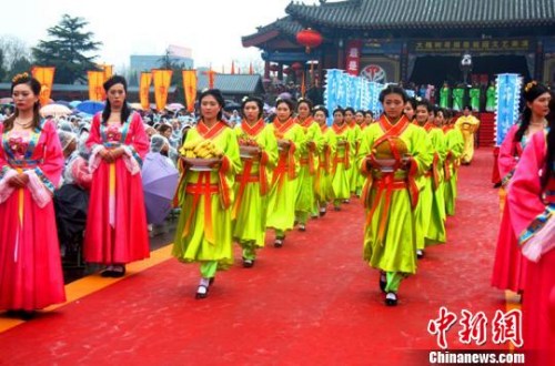 祭奠仪式整个过程处处透着大槐树根祖文化的深厚底蕴和移民后裔对大槐树老家的无限深情。 刘东杰 摄 祭奠仪式整个过程处处透着大槐树根祖文化的深厚底蕴和移民后裔对大槐树老家的无限深情。 刘东杰 摄