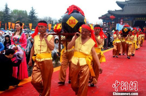 洪洞大槐树景区负责人说,六百年前,一场声势浩大的移民使“大槐树”成为了亿万移民后裔魂牵梦绕的精神家园;今天,“大槐树”将“大槐树祭祖习俗”延续,将“根祖文化”发扬,传承着家国之梦,承载着移民之情。 刘东杰 摄 洪洞大槐树景区负责人说,六百年前,一场声势浩大的移民使“大槐树”成为了亿万移民后裔魂牵梦绕的精神家园;今天,“大槐树”将“大槐树祭祖习俗”延续,将“根祖文化”发扬,传承着家国之梦,承载着移民之情。 刘东杰 摄