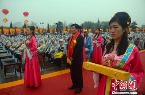 “洪洞大槐树祭祖习俗”被列入国务院公布的第二批非物质文化遗产保护名录中。 刘东杰 摄 “洪洞大槐树祭祖习俗”被列入国务院公布的第二批非物质文化遗产保护名录中。 刘东杰 摄
