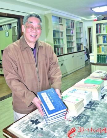 曾楚楠先生向记者展示他参与整理出版的《潮州志补编》。