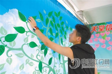 市民用“树说思念”的文明祭祀方式寄托思念。 市民用“树说思念”的文明祭祀方式寄托思念。