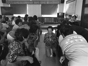 王黛璐(中)正在教工人们手工拖鞋缝制的技术。 本人供图 王黛璐(中)正在教工人们手工拖鞋缝制的技术。 本人供图